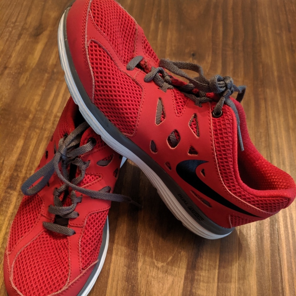 Red Nike Boys 4.5 Youth Tennis Shoes Sneakers